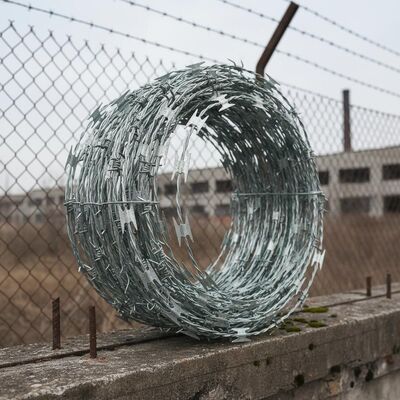 Hot-Dipped Galvanized Razor Barbed Wire with Anti-Corrosion Coating and Sharp Razor Blades for Perimeter Security
